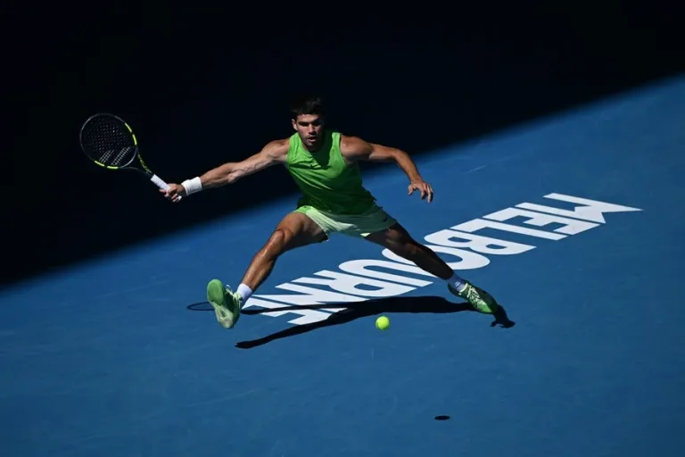 Alcaraz se instala en los cuartos de final del Abierto de Australia