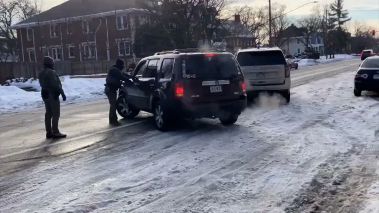 Video del agente de ICE muestra el momento del tiroteo en Minneapolis