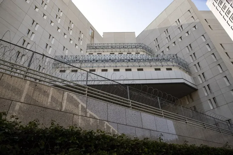 California debate impuesto a la industria de detención migratoria