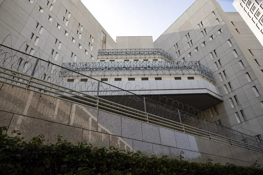 California debate impuesto a la industria de detención migratoria