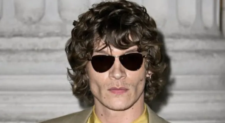 Connor Storrie sorprende en el desfile de Saint Luren