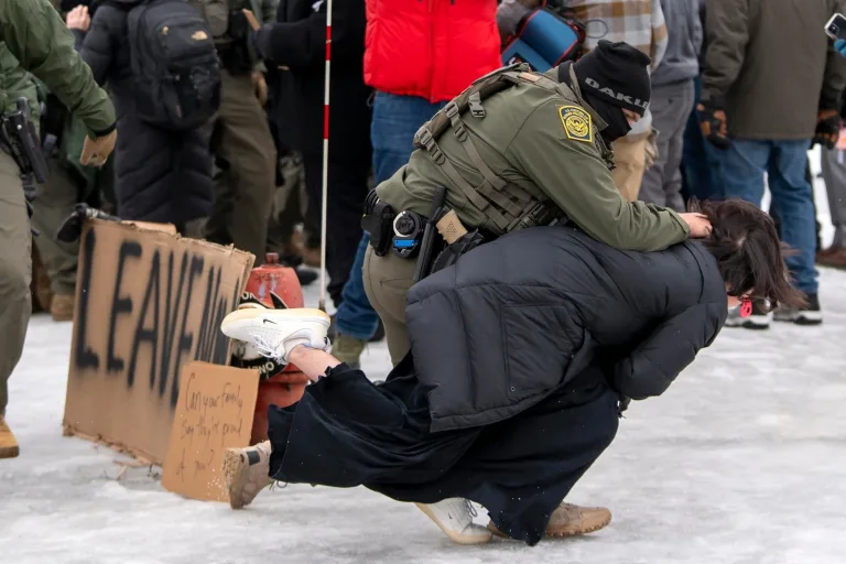 EN PORTADA: ALERTA PARA MINNESOTA El Pentágono prepara despliegue federal mientras Minnesota moviliza la Guardia Nacional.