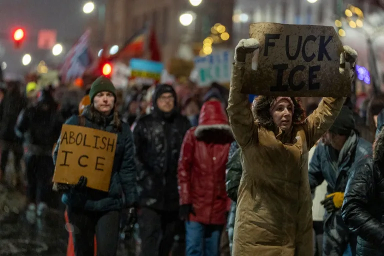 EN PORTADA: EN DEFENSA DE ICE Trump defiende a ICE en Minnesota mientras se espera el despliegue de más agentes.