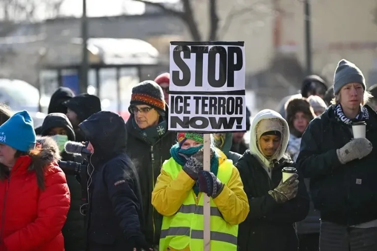 EN PORTADA: LOS PECADOS DE ICE Trump insiste en que ICE “actúa con humanidad” mientras la indignación crece tras la muerte a tiros de un ciudadano.