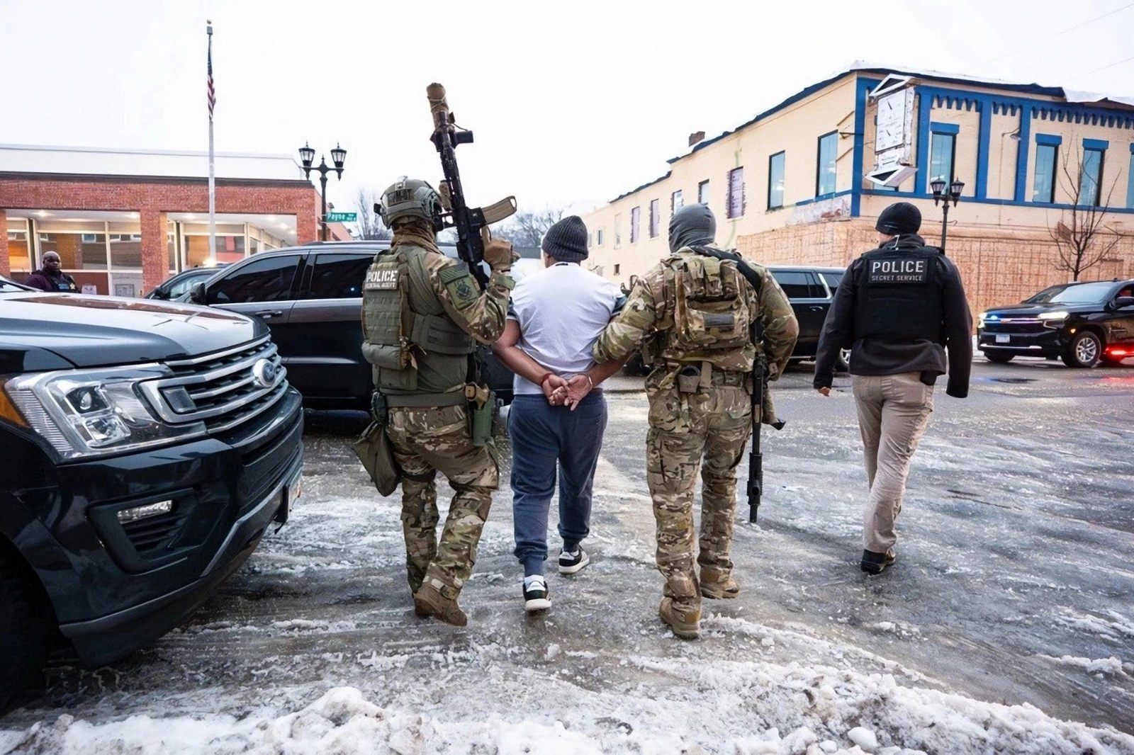 EN PORTADA: TENSIÓN EN MINNESOTA Trump amenaza con invocar la Ley de Insurrección en Minnesota y enviar militares.