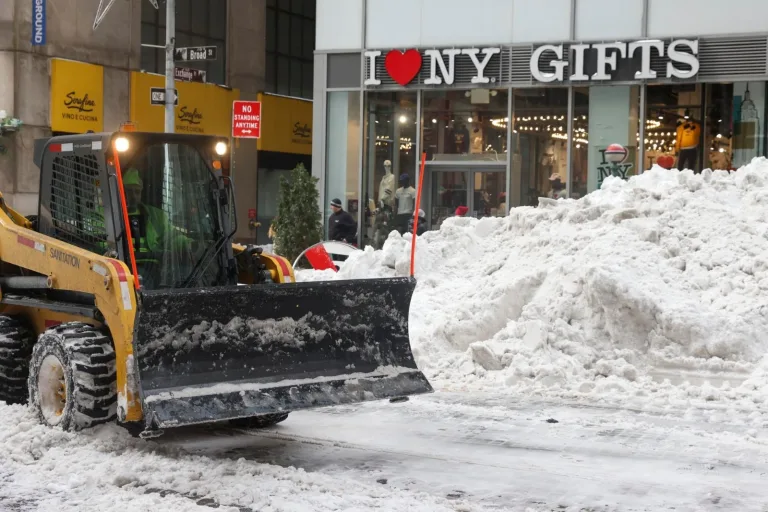 EN PORTADA: TORMENTA INVERNAL EE.UU., bajo hielo y nieve: tormenta invernal causa 25 muertes y apagones prolongados.