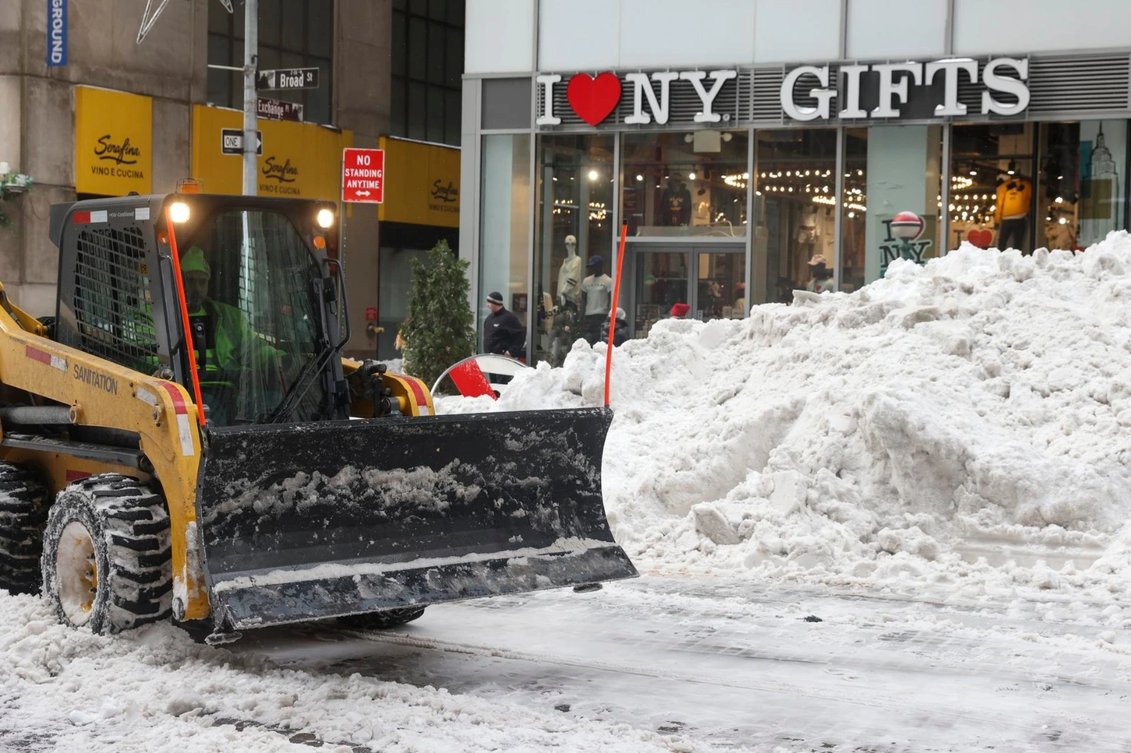 EN PORTADA: TORMENTA INVERNAL EE.UU., bajo hielo y nieve: tormenta invernal causa 25 muertes y apagones prolongados.
