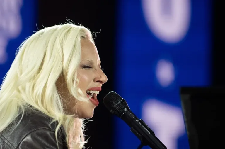 Lady Gaga condena a ICE en un emotivo discurso en el MAYHEM Ball