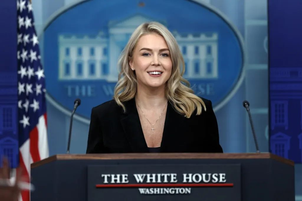 Leavitt ataca a reportero