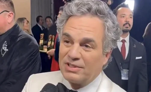 Mark Ruffalo y más actores protestan contra ICE en los Globos de Oro