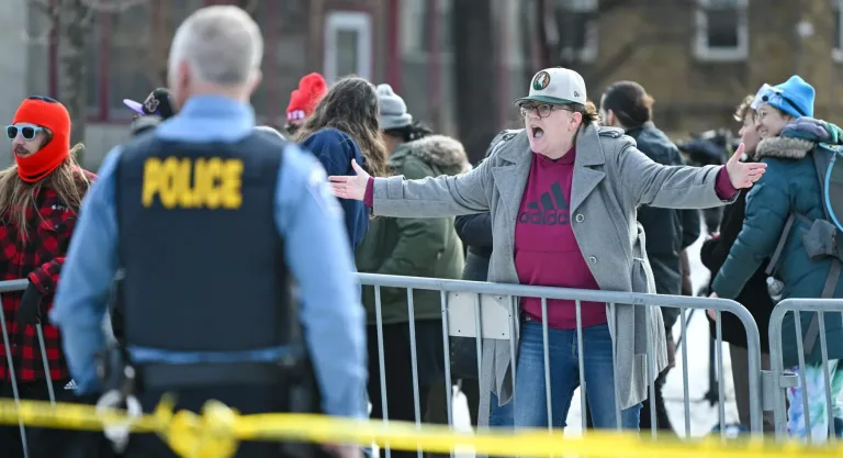 Defensores de ICE provocan a protestantes: “Ejecutamos a una de ustedes”