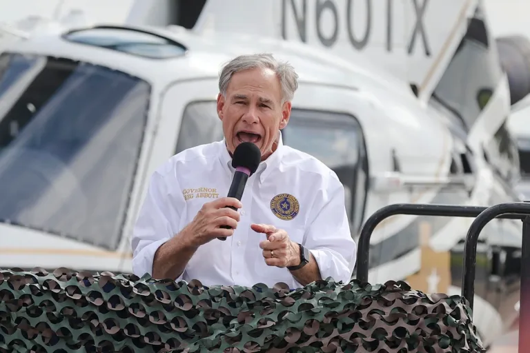 Texas acusa a migrante