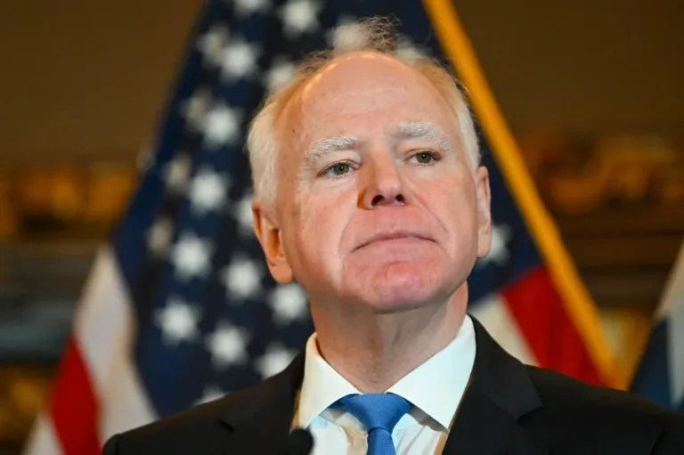 Acusan al gobernador Tim Walz de no procesar 1300 deportaciones