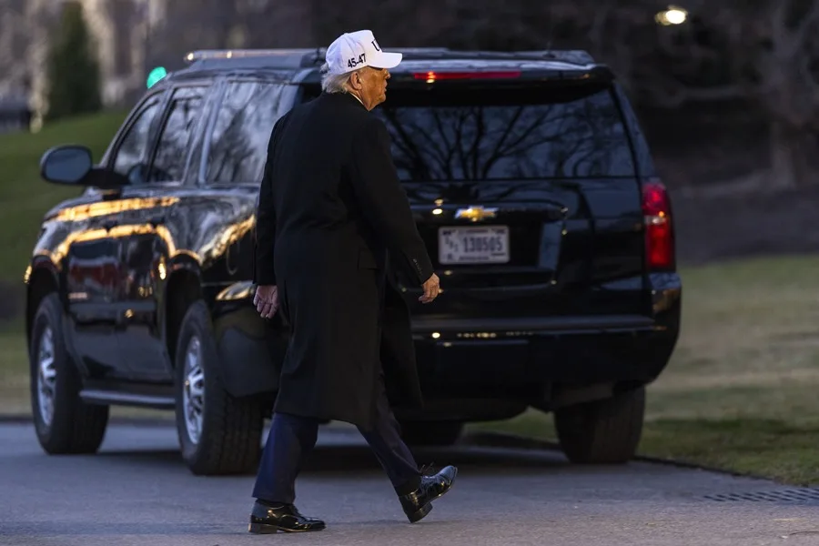 Trump muestra el dedo medio a trabajador