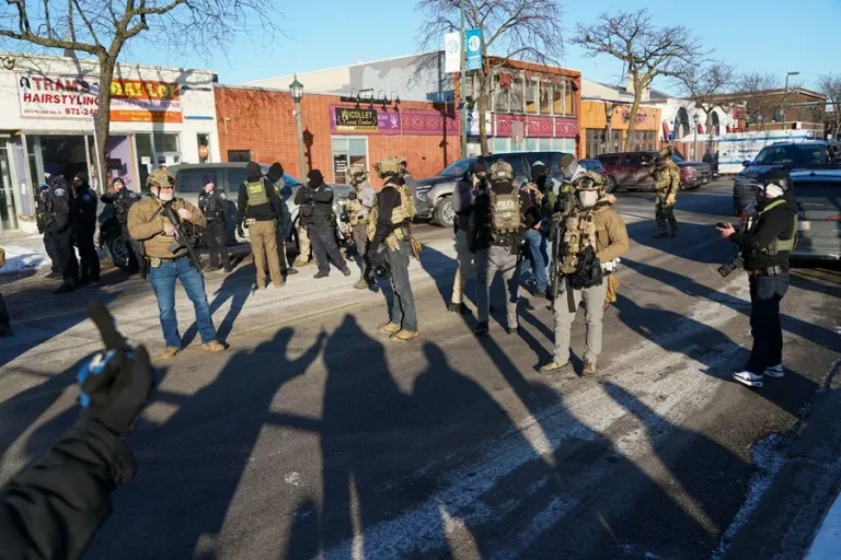 Videos contradicen versión oficial de Trump sobre tiroteo del ICE