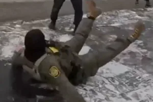 Agentes de ICE resbalan en operativos bajo hielo extremo