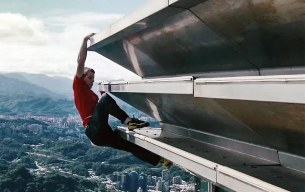 Alex Honnold escala hasta la cima del Taipei 101