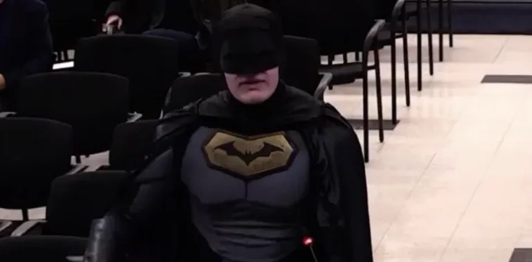 'Batman' confronta la presencia del ICE en el Super Bowl