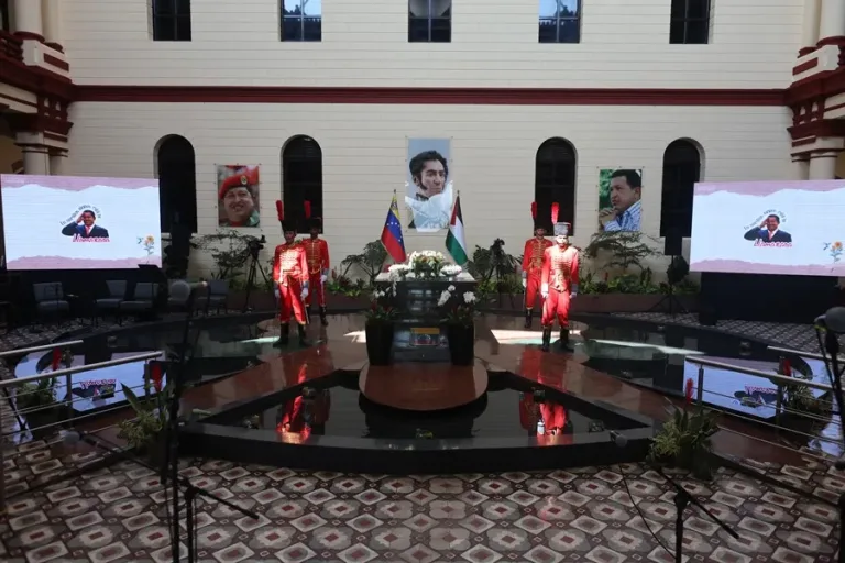EUU bombardea el mausoleo de Hugo Chávez