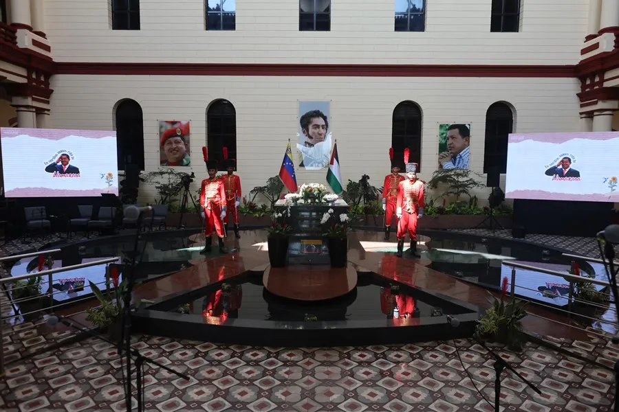 EUU bombardea el mausoleo de Hugo Chávez