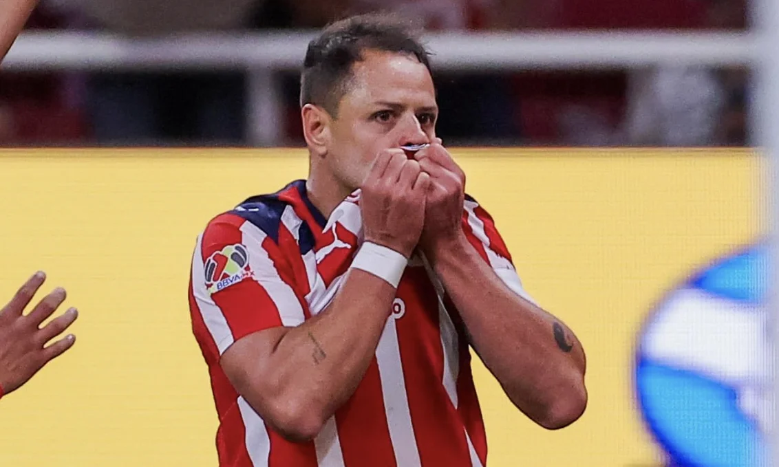 Chicharito desata polémica en Chivas tras mensaje