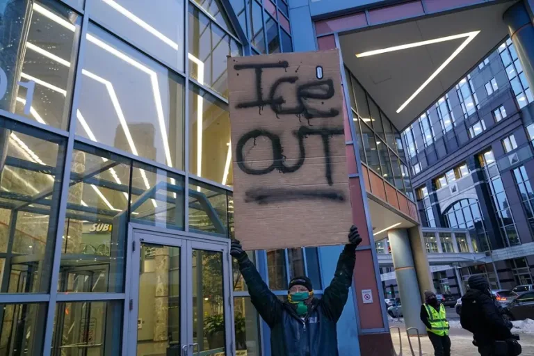 Homan anuncia que reducirán la presencia de ICE en Minneapolis