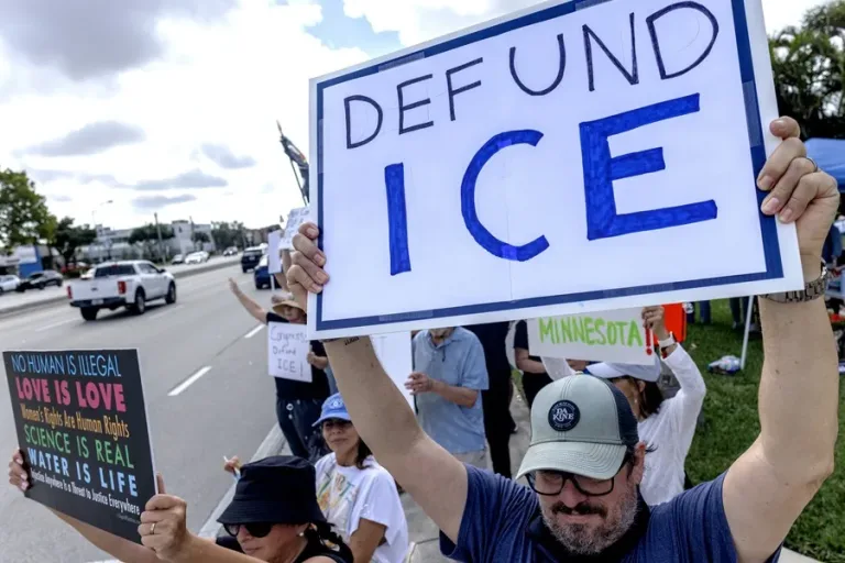 California: Protestas masivas en Orange por redadas de ICE