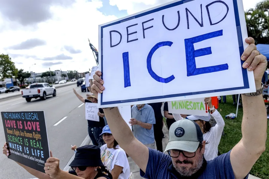 California: Protestas masivas en Orange por redadas de ICE