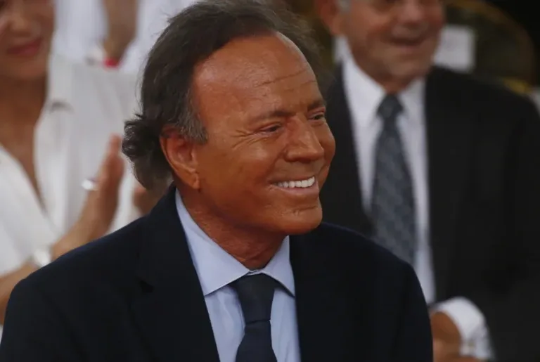 Dos exempleadas acusan a Julio Iglesias de agresión sexual