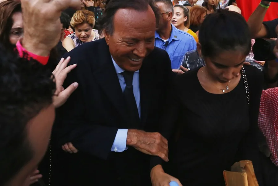Dos exempleadas acusan a Julio Iglesias de agresión sexual