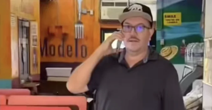 Latino amenaza con enviar a ICE a restaurante de Los Ángeles