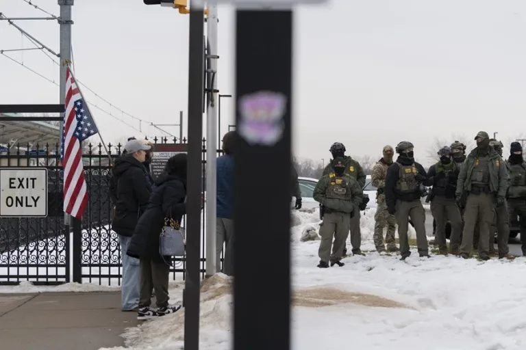 Promigrantes abuchean a jefe de CBP en Target de Minnesota