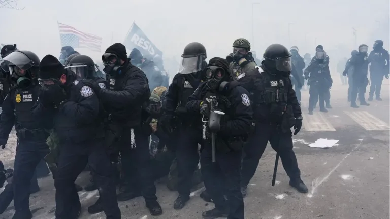 Protestas en Minnesota: seis niños afectados por gas lacrimógeno