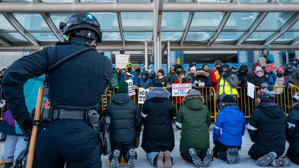 Caos en aeropuerto de Minnesota por protestas contra ICE
