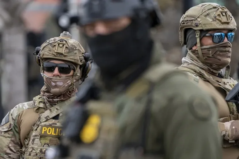 ICE usaría agentes camuflados para realizar redadas secretas