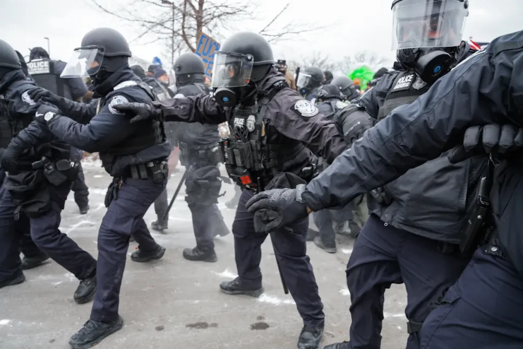 ICE prohíbe a sus agentes interactuar con manifestantes en Minnesota