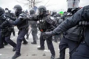 ICE prohíbe a sus agentes interactuar con manifestantes en Minnesota