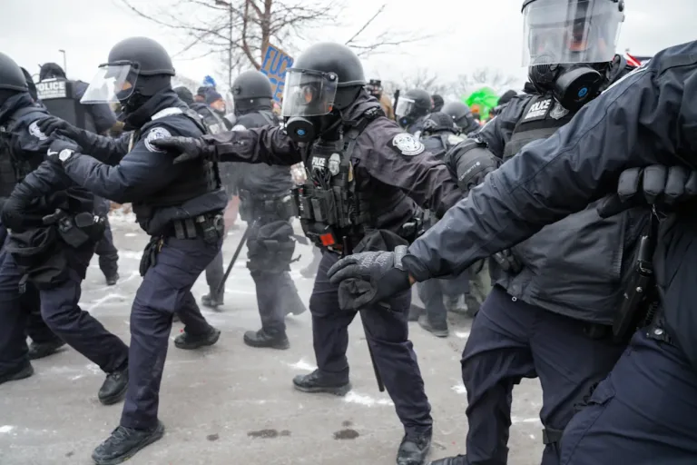 ICE prohíbe a sus agentes interactuar con manifestantes en Minnesota