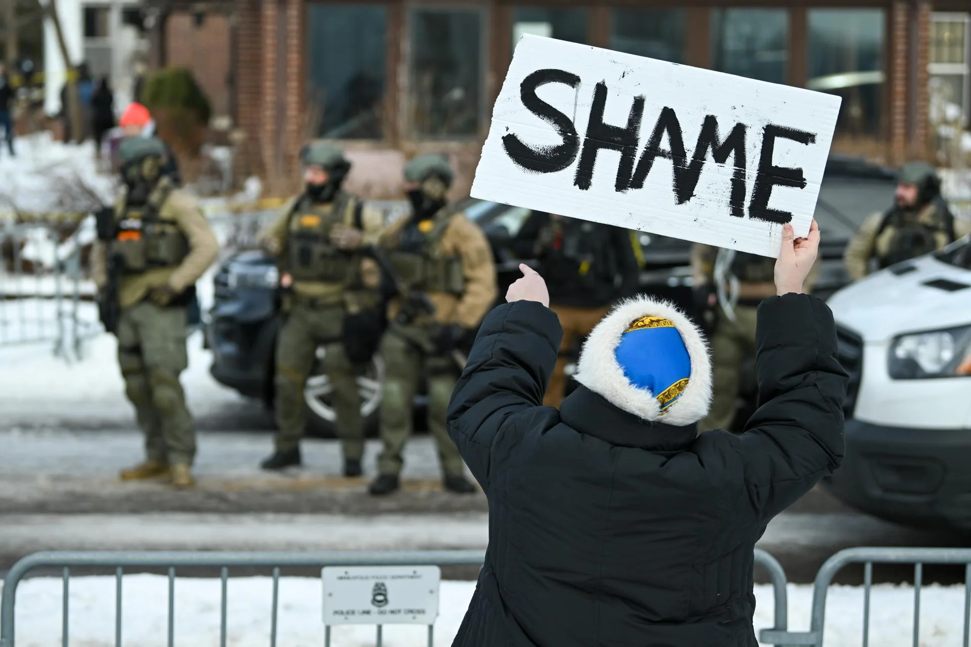 Envían más agentes de ICE a Minnesota tras protestas masivas