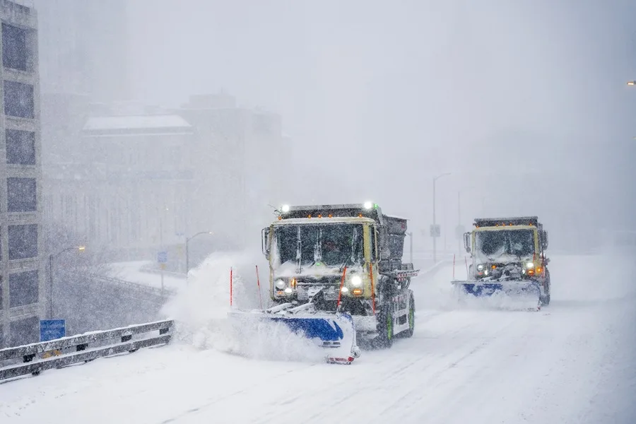 Más de 200 millones bajo alerta y 11 muertos por tormenta invernal