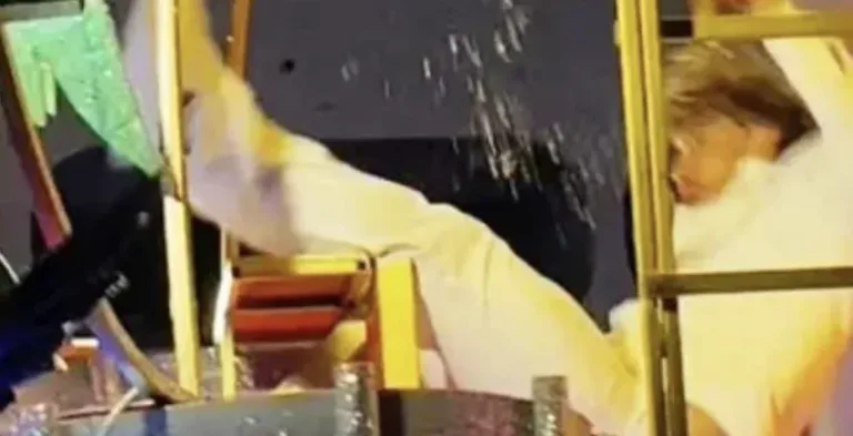 Aparatosa caída de Aldo De Nigris en pleno Carnaval de Mazatlán