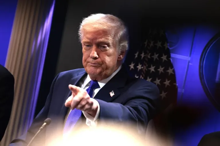 Trump aplicará aranceles globales del 10 % y dice estar "profundamente decepcionado" con la decisión de la Corte