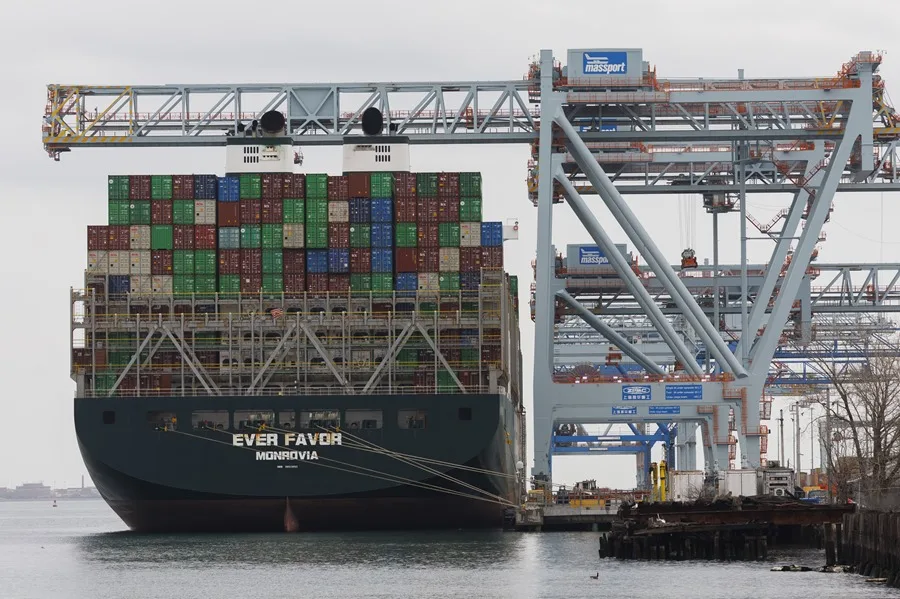 Trump amenaza con más aranceles a países tras fallo del Supremo