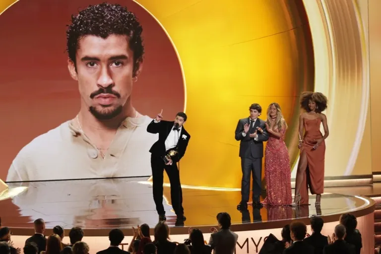 Bad Bunny arremete contra ICE durante los Grammys Fuera ICE