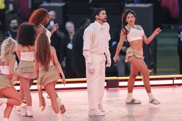 Republicanos exigen multar y detener a Bad Bunny tras el Super Bowl
