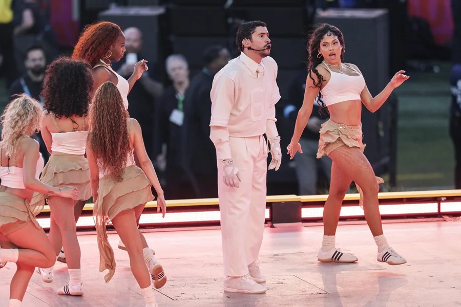 Republicanos exigen multar y detener a Bad Bunny tras el Super Bowl