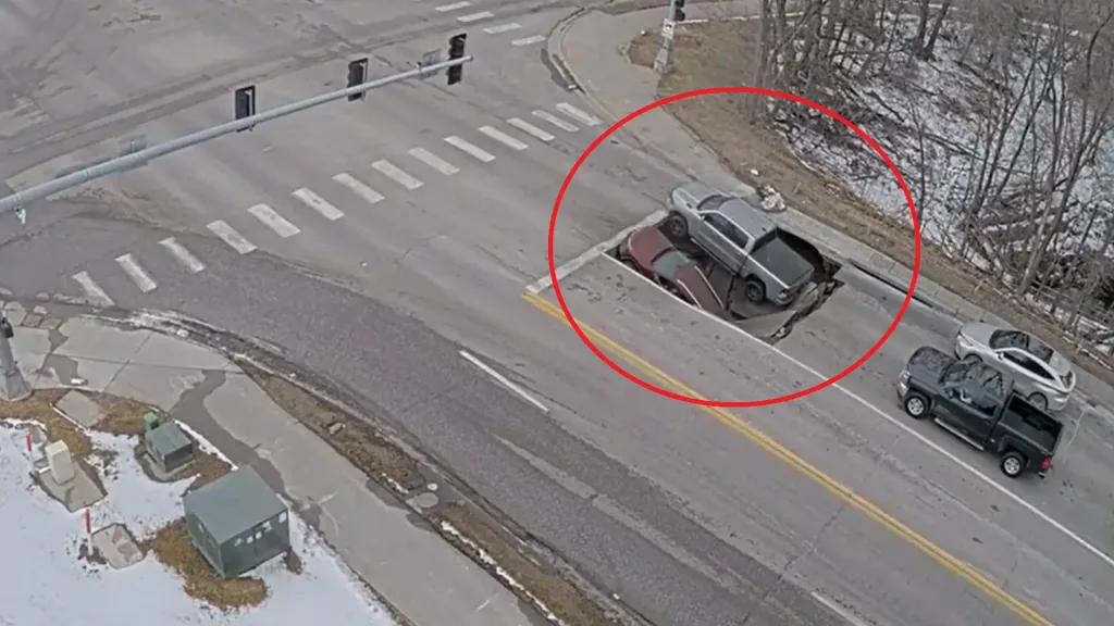 Calle se desploma y traga autos en Nebraska