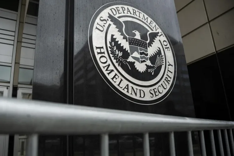 DHS investiga a ciudadanos