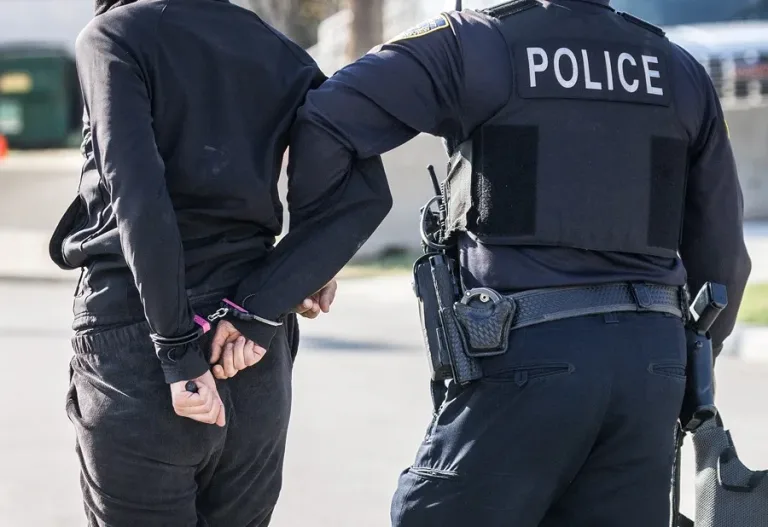 Un tribunal de EE.UU. valida la detención de migrantes indocumentados sin derecho a fianza ICE