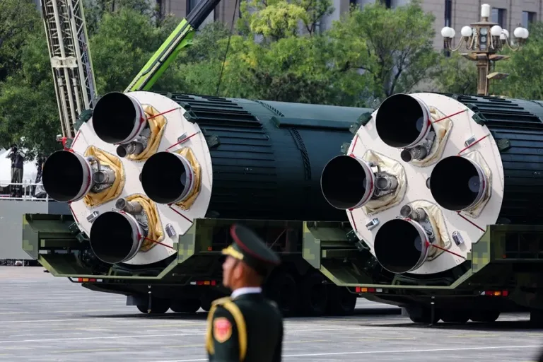 EE.UU. amenaza a China con retomar pruebas nucleares